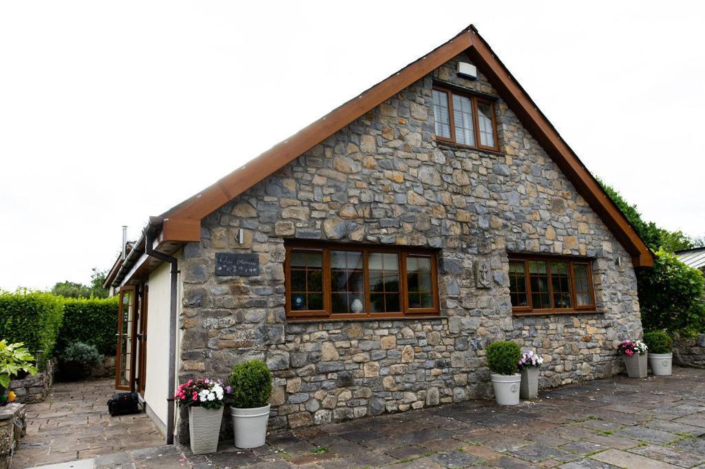 Hotel The Anchorage & The Tackleshed Llancarfan Habitación foto